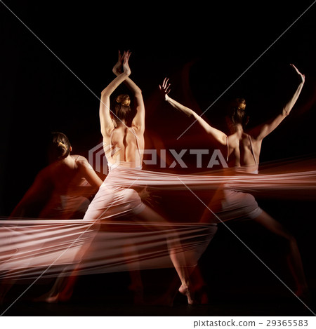 The sensual and emotional dance of beautiful The sensual and emotional dance of beautiful 29365583