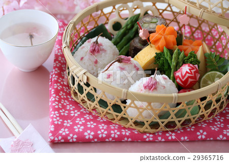 Sakura onigiri's cherry-blossom lunch box Sakura onigiri's cherry-blossom lunch box 29365716