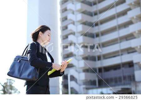 A woman selling an apartment 29366825