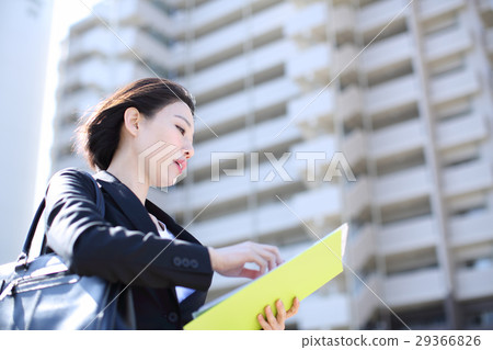 A woman selling an apartment 29366826