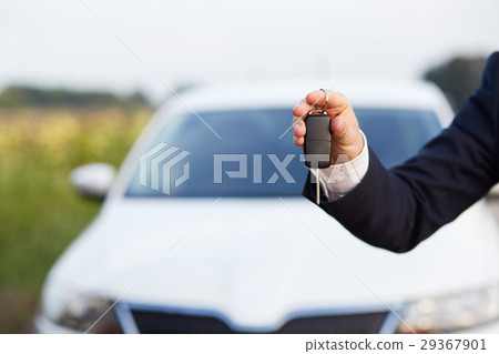 Man holding car keys 29367901