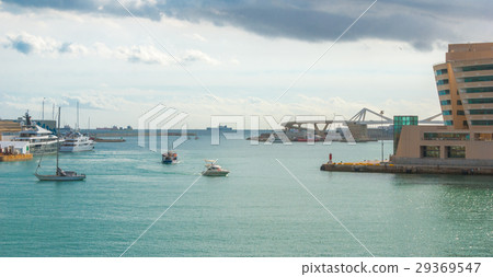 Power boats & cruisers come into Port Vell marina. 29369547