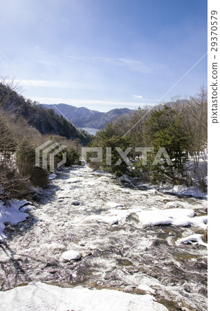 Okuhiko in winter season watching the crown falls from the bridge of the crown Okuhiko in winter season watching the crown falls from the bridge of the crown 29370579
