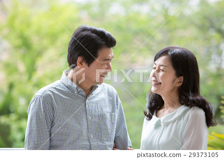 Middle couple image 29373105