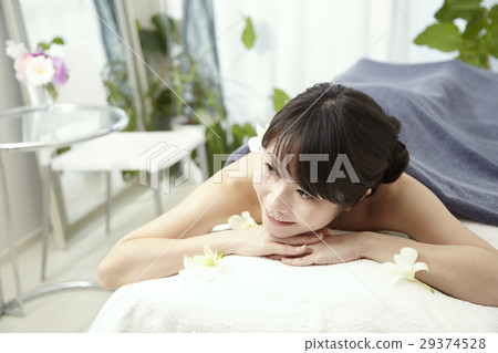 太陽的明亮的手段感覺,美容院的圖像與豪華的。女20多代。 太陽的明亮的手段感覺,美容院的圖像與豪華的。女20多代。 29374528