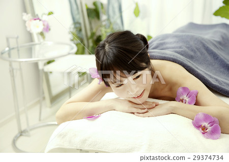 太陽的明亮的手段感覺，美容院的圖像與豪華的。女20多代。 29374734