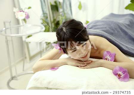 太陽的明亮的手段感覺，美容院的圖像與豪華的。女20多代。 29374735