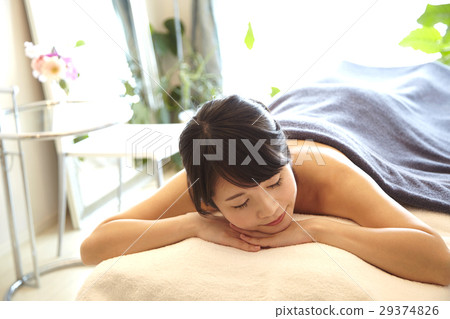 度假的感覺，豪華的美容院的形象。女20多代。室內光的圖像。 29374826