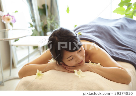 度假的感覺,豪華的美容院的形象。女20多代。室內光的圖像。 度假的感覺,豪華的美容院的形象。女20多代。室內光的圖像。 29374830