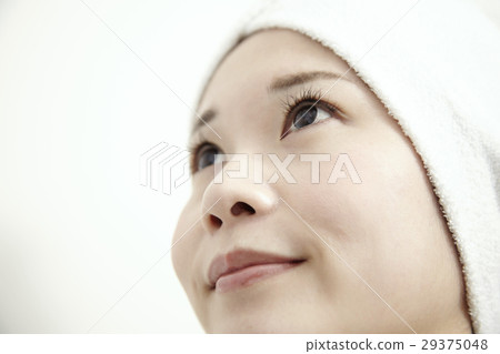 Women in their twenties, facial cleansing image, face closeup. 29375048