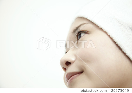 Women in their twenties, facial cleansing image, face closeup. 29375049