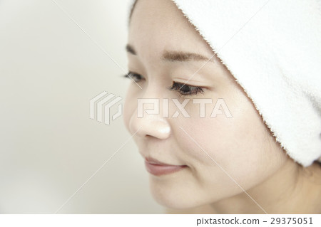 Women in their twenties, facial cleansing image, face closeup. 29375051