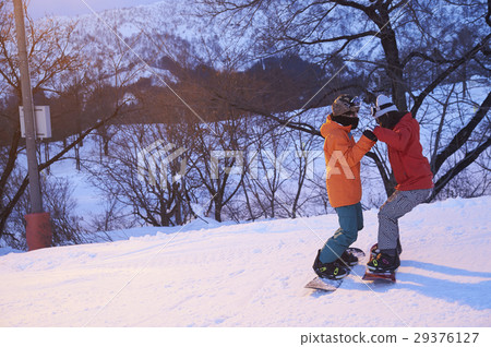 滑雪勝地夜夫婦 29376127