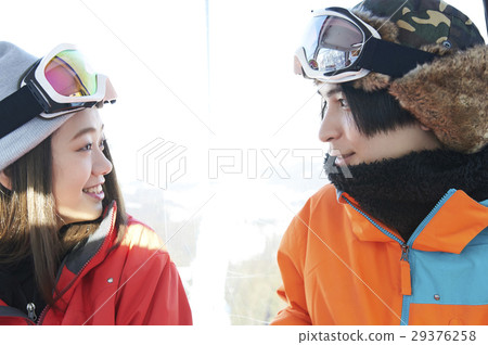乘坐滑雪勝地長平底船的夫婦 29376258