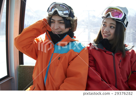 乘坐滑雪勝地長平底船的夫婦 乘坐滑雪勝地長平底船的夫婦 29376282