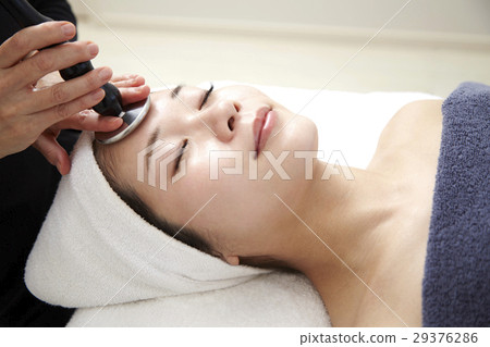 美容設備和美容院的圖像。專業正宗的美學，治療和20多歲的女模特。 29376286