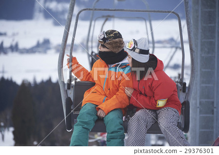 一對夫婦乘坐滑雪勝地電梯 29376301