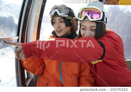 乘坐滑雪勝地長平底船的夫婦 29376302