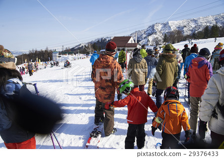 滑雪勝地遊客滑雪者和邊界 29376433