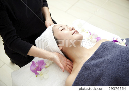 美容院的圖像。專業正宗美學，按摩和二十幾歲的女模特。 29376564