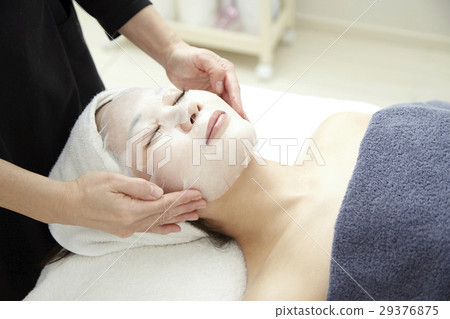 美容院的圖像。專業正宗的美學，治療和20多歲的女模特。保濕面膜。 29376875