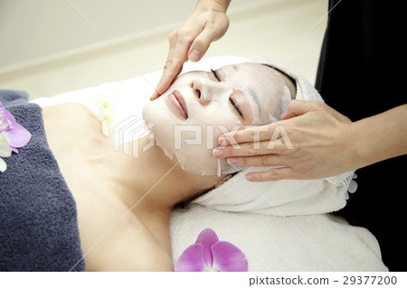 美容院的圖像。專業正宗的美學，治療和20多歲的女模特。保濕面膜。 29377200