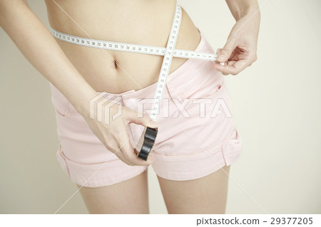 飲食形象。年輕女性的腰圍測量。沒有臉。 29377205