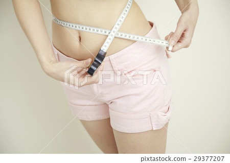 飲食形象。年輕女性的腰圍測量。沒有臉。 29377207