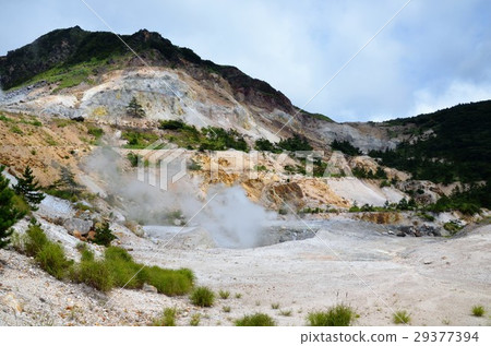 在富布山的加耶達克的火山口,富馬起來 在富布山的加耶達克的火山口,富馬起來 29377394