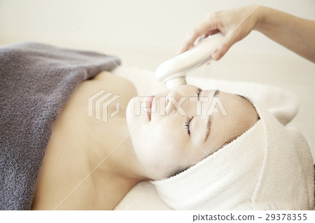 Esthetic equipment (ultrasound), image of beauty salon. Professional esthetic, treatment and 20s female model. Esthetic equipment (ultrasound), image of beauty salon. Professional esthetic, treatment and 20s female model. 29378355