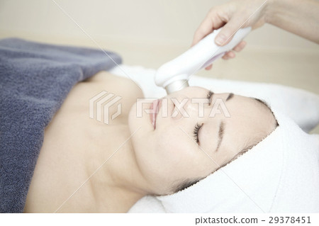 Esthetic equipment (ultrasound), image of beauty salon. Professional esthetic, treatment and 20s female model. 29378451