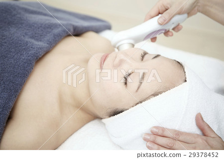 美容設備（超聲波），美容美髮的形象。專業美學，治療和20多歲的女模特。 29378452