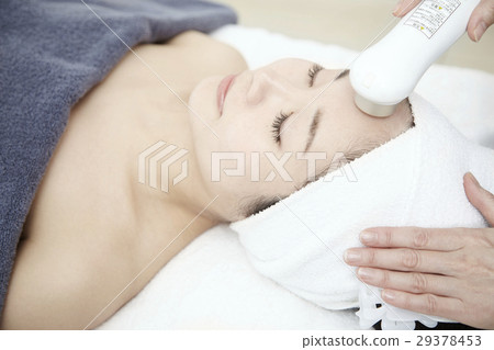 美容設備（超聲波），美容美髮的形象。專業美學，治療和20多歲的女模特。 29378453