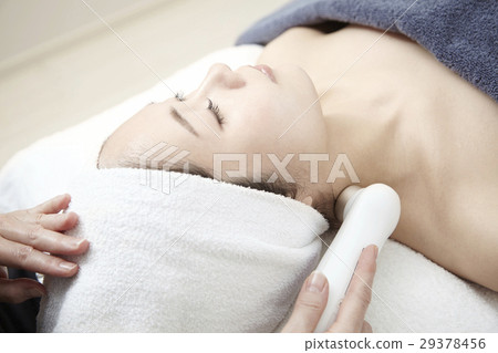 美容設備（超聲波），美容美髮的形象。專業美學，治療和20多歲的女模特。 29378456