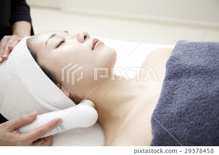 美容設備（超聲波），美容美髮的形象。專業美學，治療和20多歲的女模特。 29378458