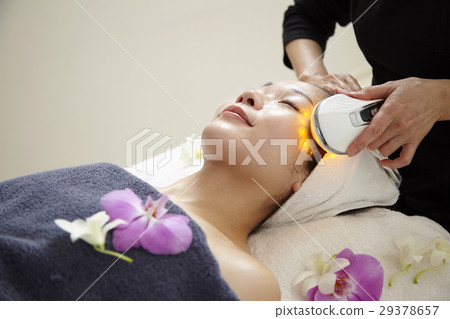 美容設備，美容院的形象。專業美學，治療和20多歲的女模特。 29378657