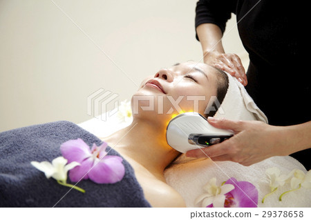 美容設備，美容院的形象。專業美學，治療和20多歲的女模特。 29378658