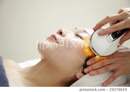 美容設備，美容院的形象。專業美學，治療和20多歲的女模特。 29378659