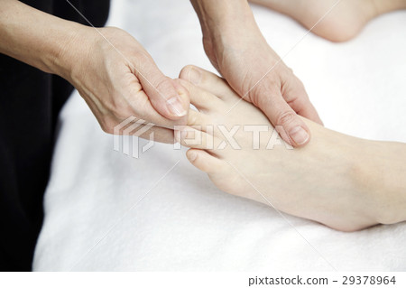 美容院的圖像。腳趾按摩和治療床。沒有臉。 29378964