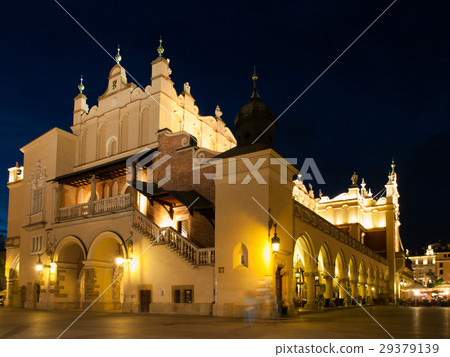 Sukiennice in Krakow by night Sukiennice in Krakow by night 29379139