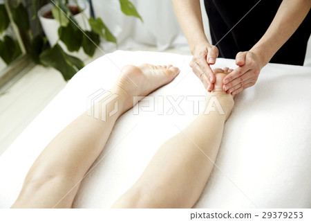 美容院的圖像。足部按摩和治療床。沒有臉。 美容院的圖像。足部按摩和治療床。沒有臉。 29379253