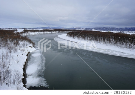 Winter in the Ishikari River Winter in the Ishikari River 29380182