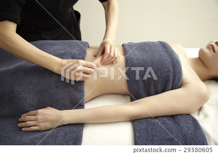 美容院的圖像。在二十治療按摩場面的女模特。 29380605