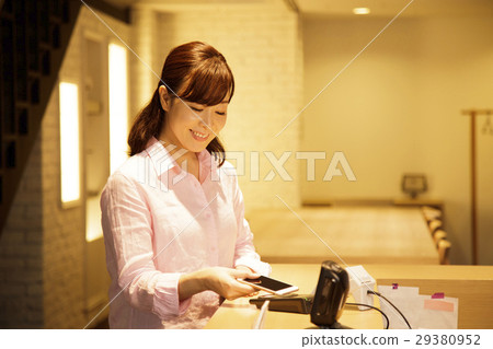 會計聰明的女人Osaifu-Keitai付款結算攝影合作：TENOHA DAIKANYAMA 29380952