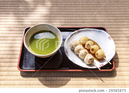 茶和日本甜點matcha和米飯糰的圖像 茶和日本甜點matcha和米飯糰的圖像 29385873