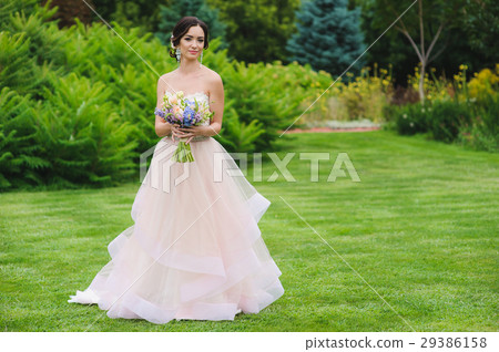 Portrait of a beautiful bride in park Portrait of a beautiful bride in park 29386158