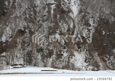 在白馬村3月的陡坡上融雪 29388782