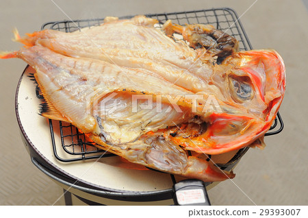 Charcoal grilling opening of the gold eye sea bream in the striker 29393007