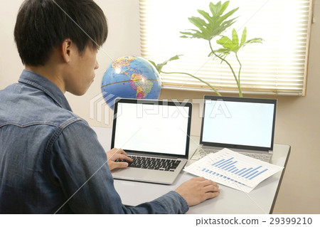 個人電腦和年輕人 29399210