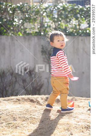 兩歲的男孩在公園裡玩 29399537